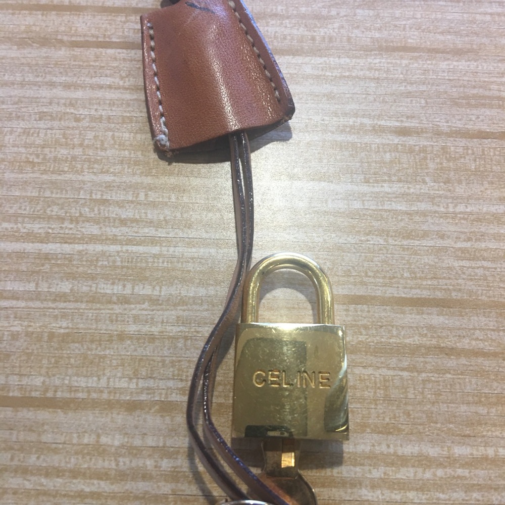 Authentic padlock for traveling bag